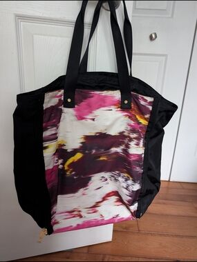 Lululemon Large Expandable Tote Bag in Black and Pink